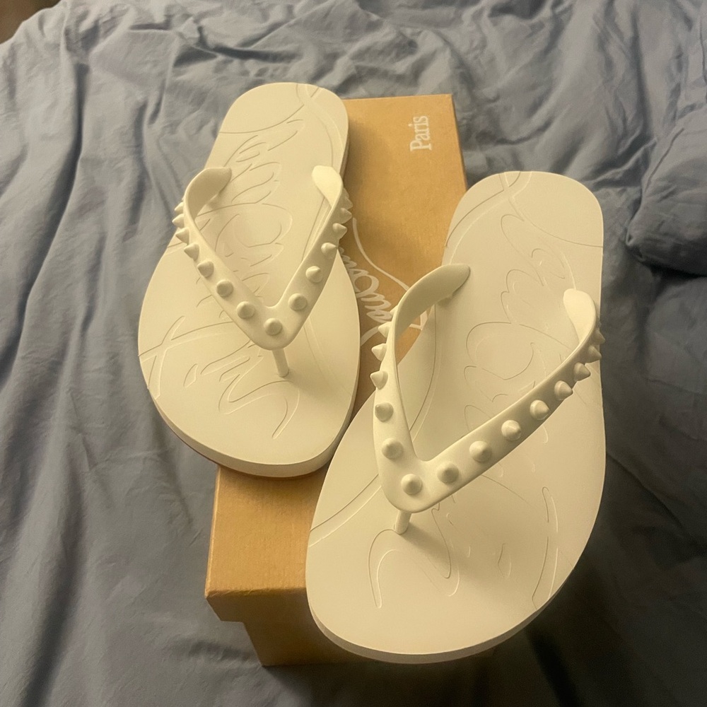 Christian Louboutin Donna red sole flip flops